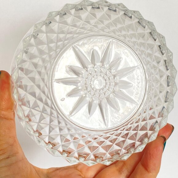 Arcoroc USA Clear Glass Bowl With Diamond Pattern Sunburst Base For Fruit Candy - Picture 3 of 9